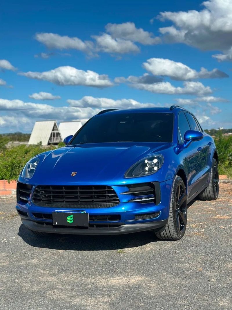 Porsche Macan na cor azul, vista dianteira em três quartos